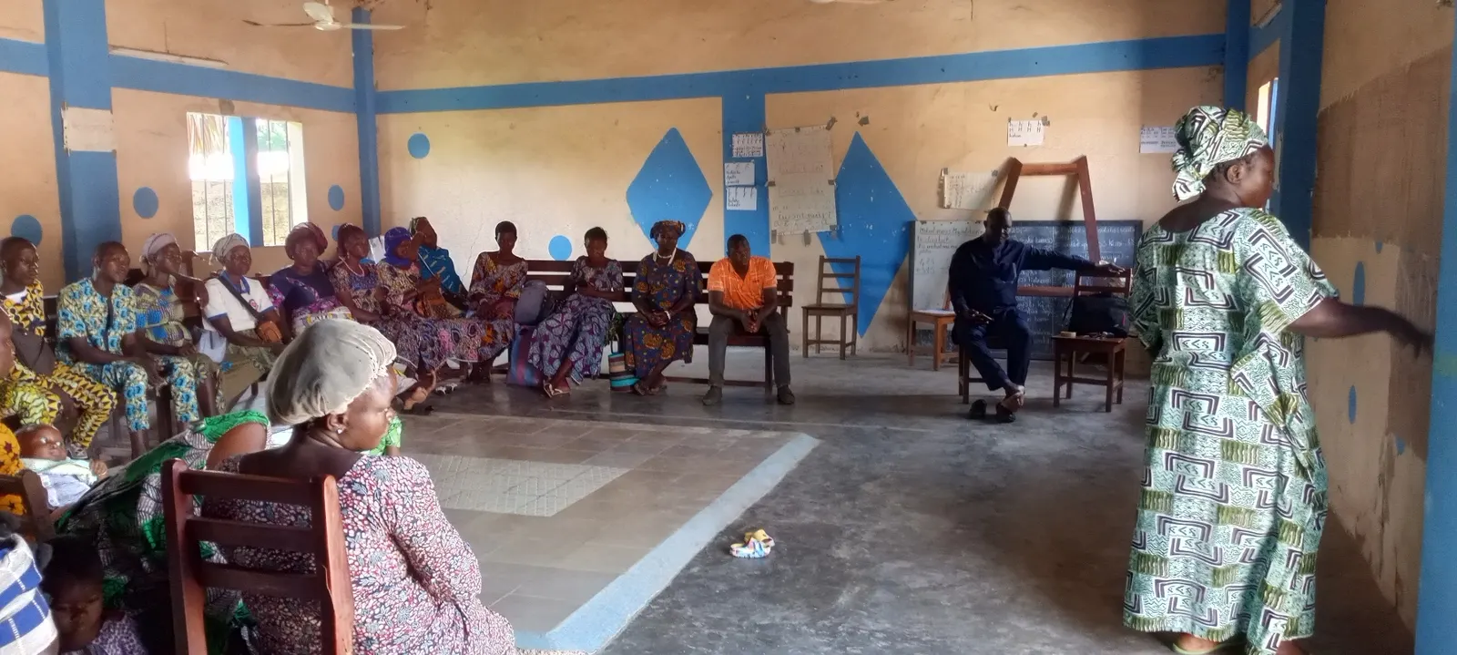 Session de formation REV-OSC en cercle avec des microentrepreneurs et responsables de coopératives